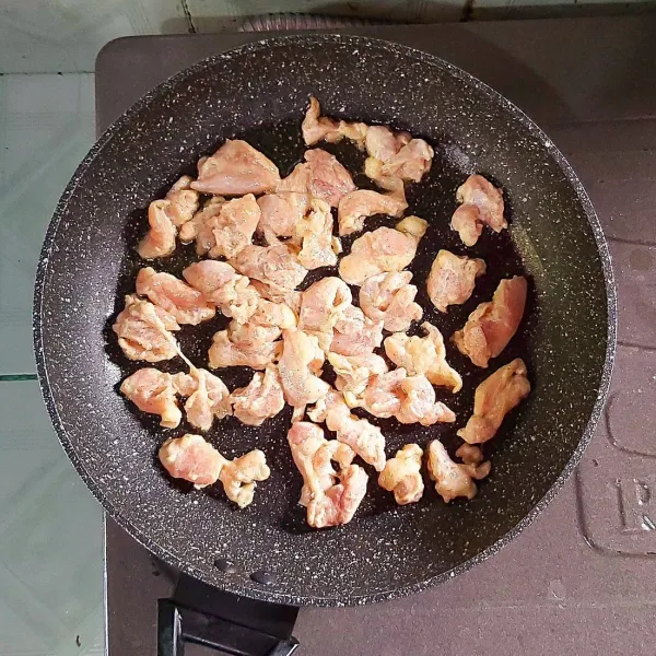 Panaskan sedikit minyak, kemudian masukan daging ayam. Tunggu sampai agak kecokelatan lalu dibalik. Berikutnya masukan jahe iris dan wortel. Tumis sampai wortel menjadi empuk.