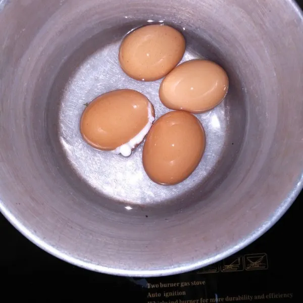 Rebus telur selama 20 menit hingga matang sempurna.