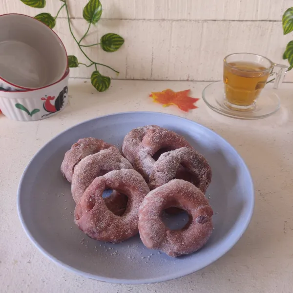 Sajikan dengan taburan gula halus.