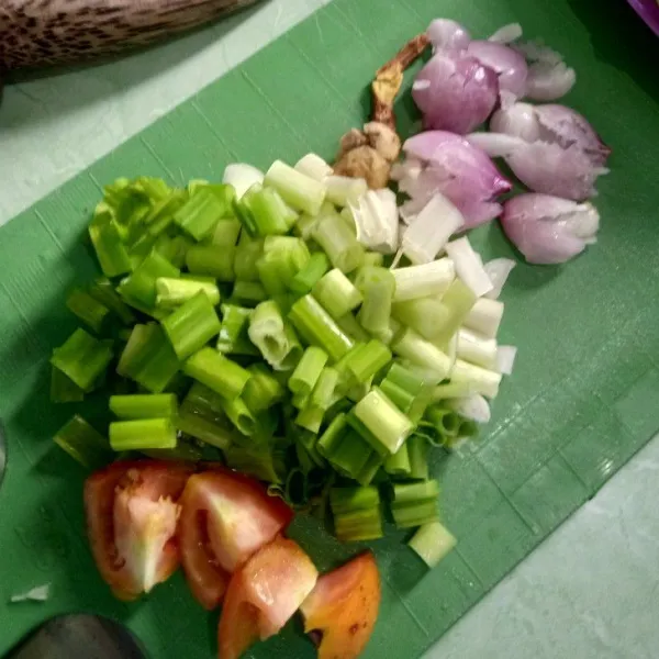 Geprek bawang merah dan kunci. Potong daun pre dan tomat.