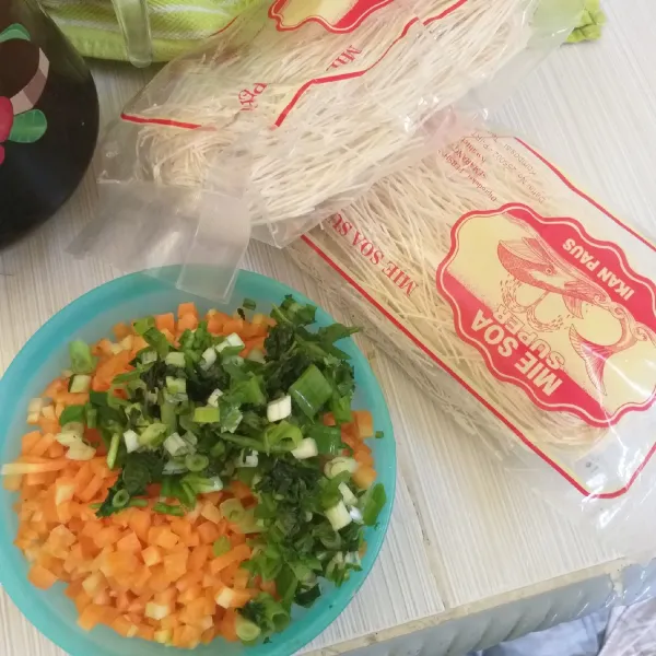 Siapkan bahan. Potong dadu kecil wortel, atau bisa juga diparut. Iris halus daun bawang.