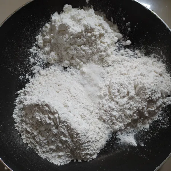 Masukan tepung beras, tepung maizena, tepung kanji/aci, garam, dan vanili bubuk ke dalam teflon anti lengket/pake teflon biasa juga bisa.