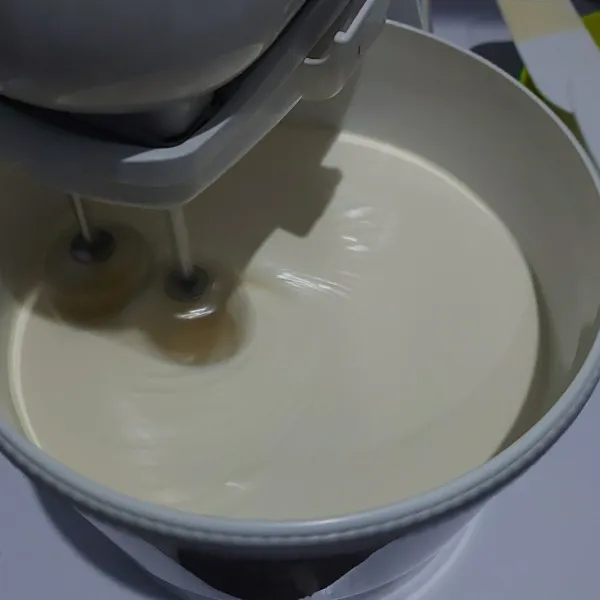 Mixer telur, gula, vanilli dan emulsifier sampai putih, mengembang dan kental.