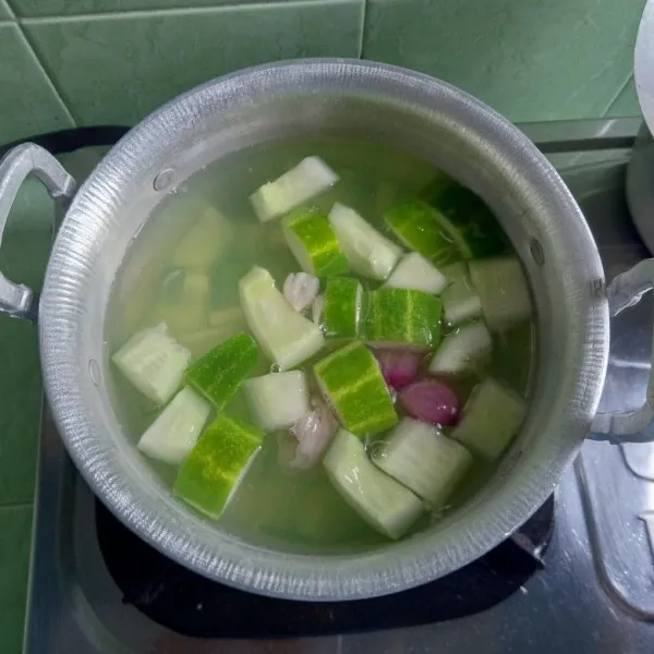 Masukan mentimun, bawang merah dan kunci. Tunggu sampai empuk.