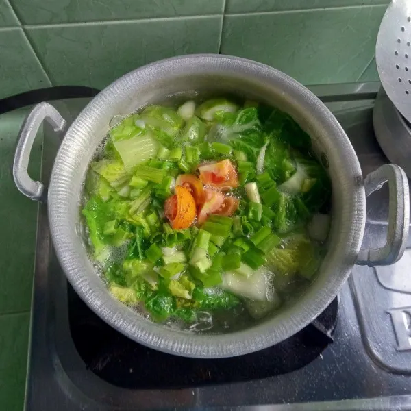 Masukan irisan tomat dan daun pre aduk sebentar saja. Selesai.