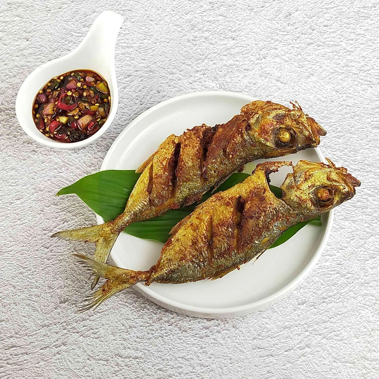 Proses memasak ikan kembung bumbu sarden di atas kompor