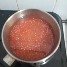 Rebus sagu mutiara hingga semua bening. Kalau mau hemat gas, masak hingga mendidih, tutup pancinya lalu diamkan. Kalau air sudah dingin, panaskan lagi hingga mendidih. Tapi teknik ini tentunya butuh waktu yang lebih lama untuk matang.