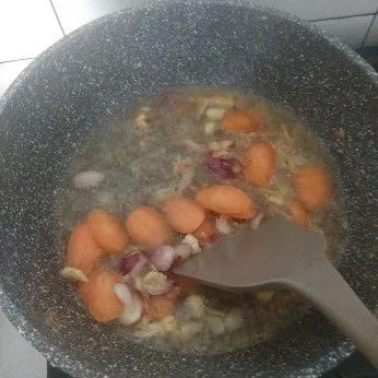 Tumis bawang merah, bawang putih dan kemiri halus sampai harum, tambahkan wortel dan tuangi air. Masak sampai wortel empuk.