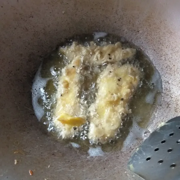 Masukan telur ke dalam adonan basah, kemudian balurkan pada tepung pelapis kering, lakukan langkah yang sama sebanyak dua kali. Kemudian panaskan minyak dan goreng telur hingga kuning keemasan.