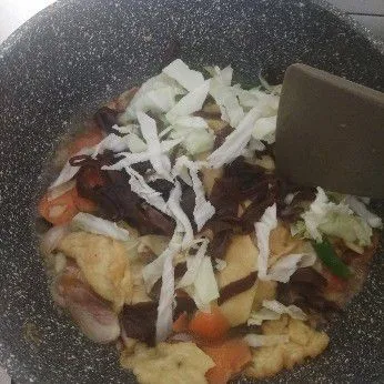 Masukkan sayur dan jamur, aduk rata.