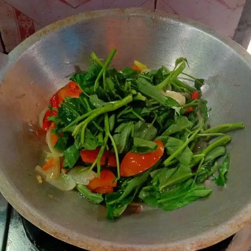 Masukkan kangkung, tambahkan air