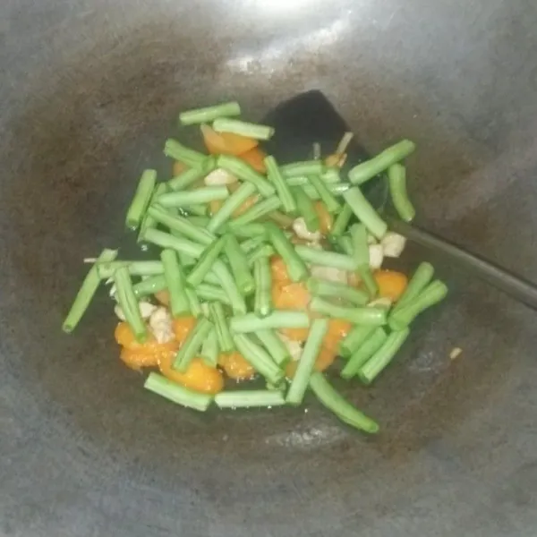 Masukkan buncis. Aduk-aduk hingga buncis berubah warna.