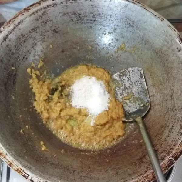 Masukkan gula pasir, garam, kaldu bubuk, vetcin dan cuka. Aduk hingga tercampur rata. Tumis bumbu hingga bumbu mengeluarkan minyak.