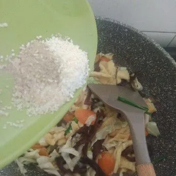 Bumbui gula, garam, kaldu jamur, lada bubuk, kecap dan saus tiram, aduk rata.