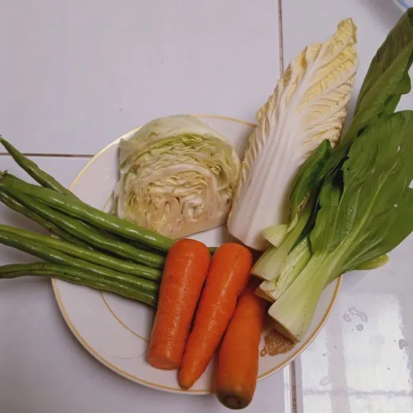 Siapkan bahan sayuran yang sudah di cuci bersih.