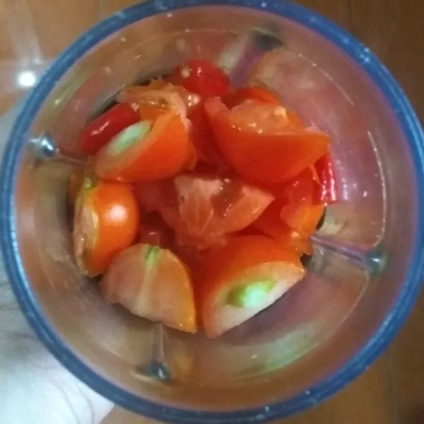 Potong-potong tomat lalu masukkan ke blender (tidak perlu menambahkan air).