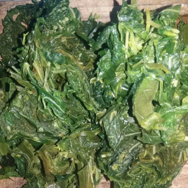 Tiriskan dan potong-potong daun singkong.