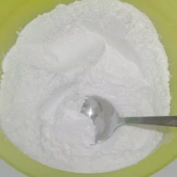 Masukkan tepung beras ke wadah.