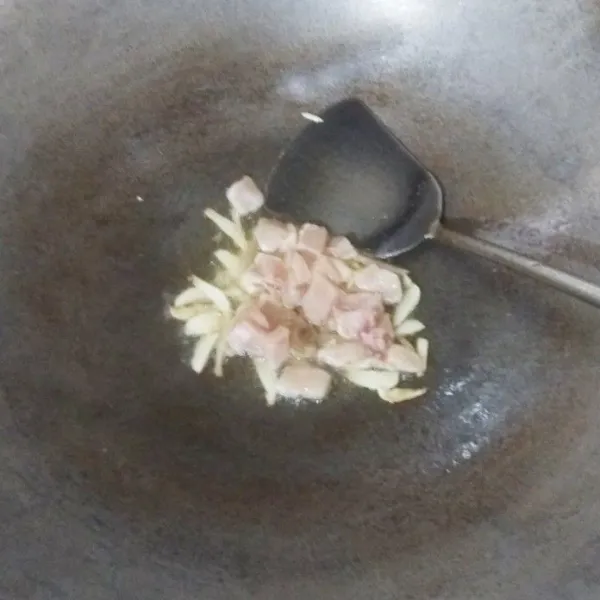 Masukkan potongan ayam. Tumis hingga ayam berubah warna, diaduk-aduk.