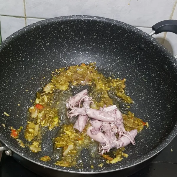 Masukan cumi, tumis sampai matang.