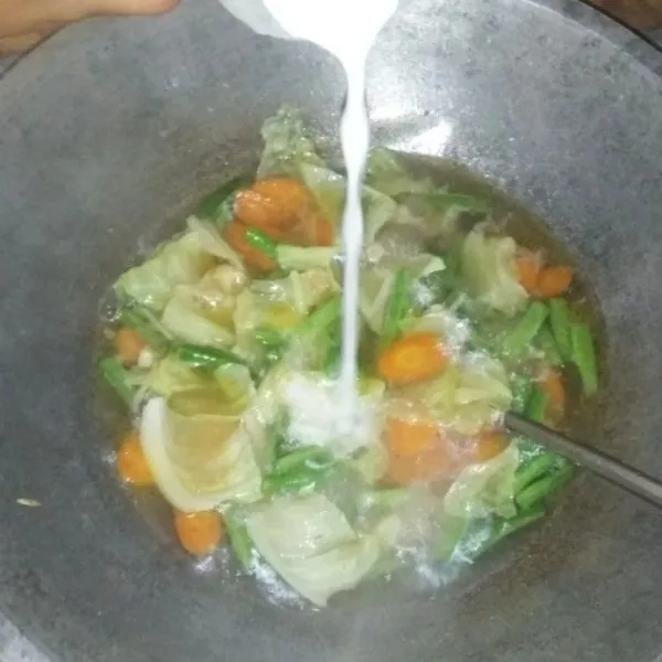 Masukkan larutan maizena.