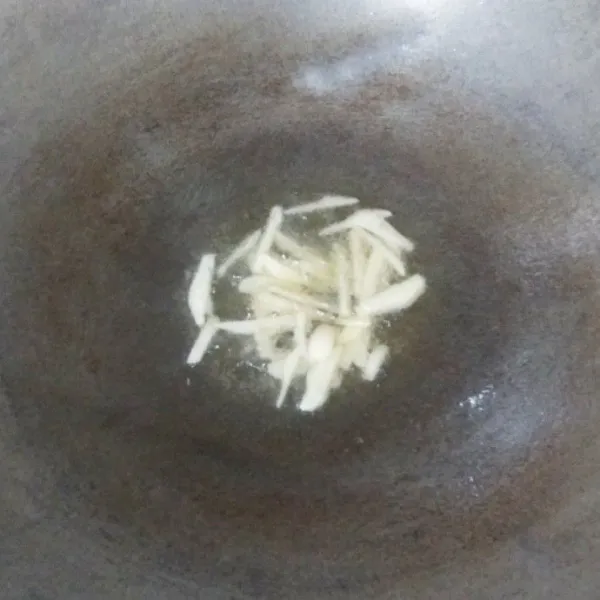 Panaskan minyak, masukkan bawang putih dan jahe, tumis bawang putih hingga harum dan kecoklatan.
