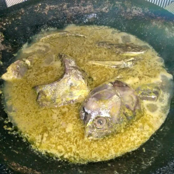 Masukan air dan air asam Jawa, masak hingga ikan matang.