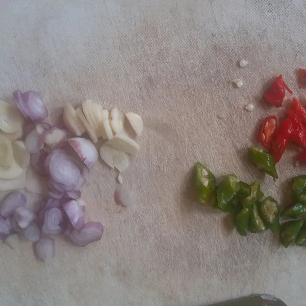 Cuci bersih dan iris bawang merah, bawang putih dan cabai.