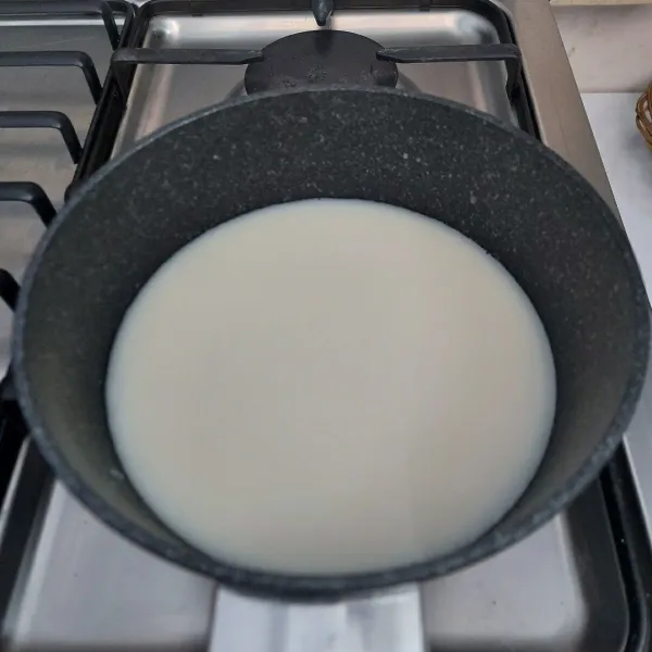 Buat puding susu: campur jelly powder, gula, air dan susu, aduk rata dan koreksi rasa. Masak sampai gula larut.