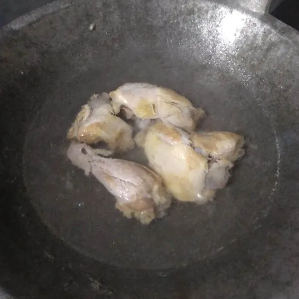 Rebus ayam hingga matang, tiriskan