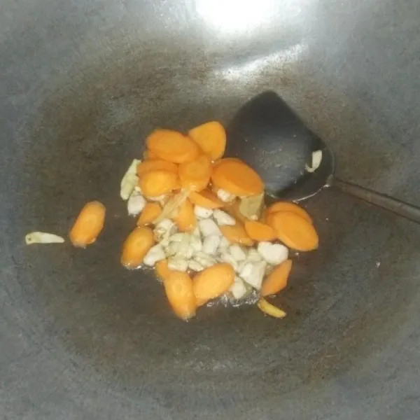 Masukkan wortel. Aduk rata. Tutup sebentar wajannya hingga wortel setengah matang.