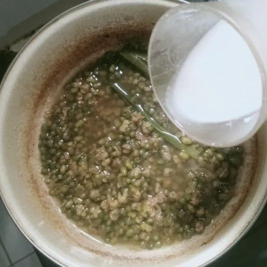 Setelah kacang hijau empuk. Tambahkan tepung kanji yang sudah dicairkan dengan air. Aduk terus menerus hingga kacang hijau mengental