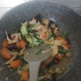 Tambahkan cabe dan daun bawang, koreksi rasa, masak sampai matang dan bumbu meresap. Siap disajikan.