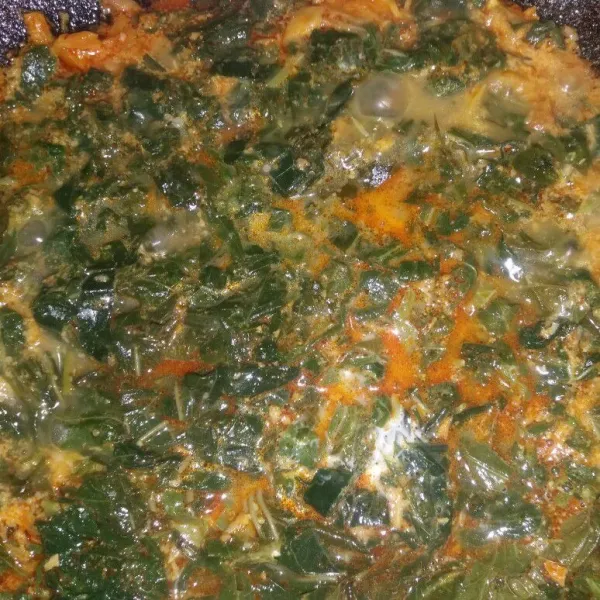 Masukkan daun singkong, masak hingga mendidih koreksi rasa, matikan api.