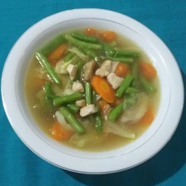 Siapkan mangkuk saji. Tuang capcay ayam ke dalam mangkuk saji. Siap dihidangkan.