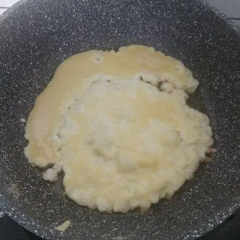 Campur bahan kekian terdiri dari telur, tepung, bawang putih halus dan air dan kaldu jamur kocok sampai rata. Lalu dadar sampai matang, tiriskan dan potong kecil.