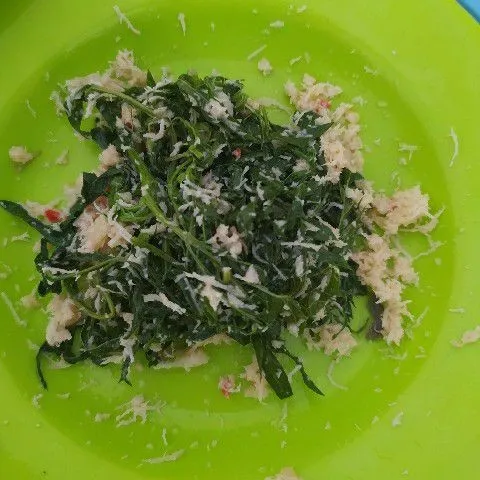 Campur sayur rebus dan bumbu urap. Sajikan