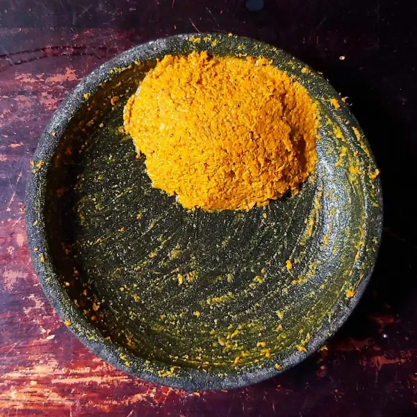 Haluskan bahan bumbu halus.