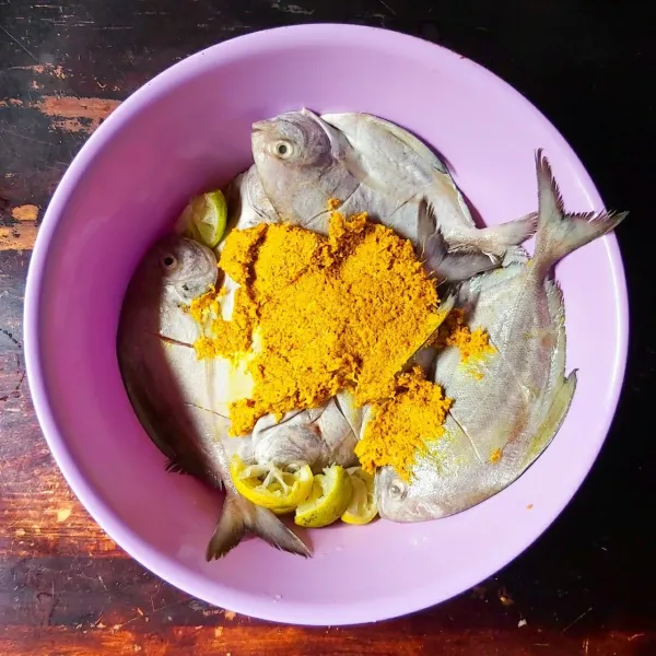 Masukan bumbu pada wadah yang berisi ikan.