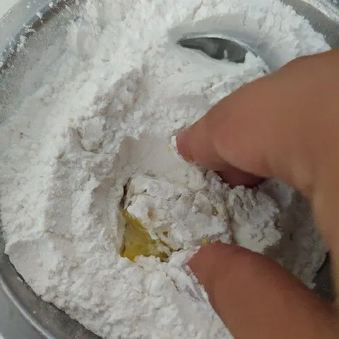 Campur jadi satu bahan tepung pelapis. Kemudian masukkan ikan ke dalam tepung kering, ratakan.