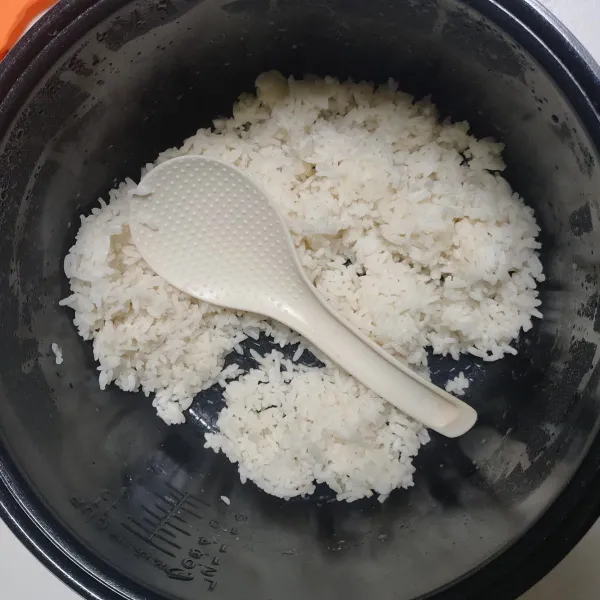 Siapkan nasi, siangi agar tidak bergerombol.