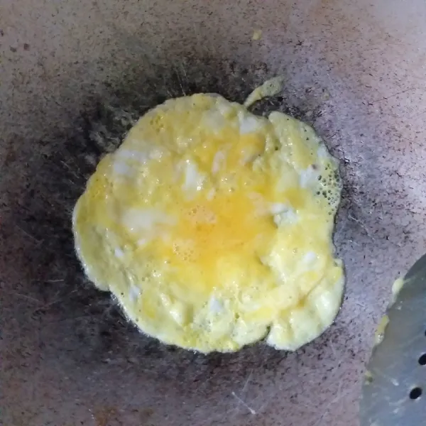 Panaskan 2 sdm minyak, kemudian dadar telur hingga matang.