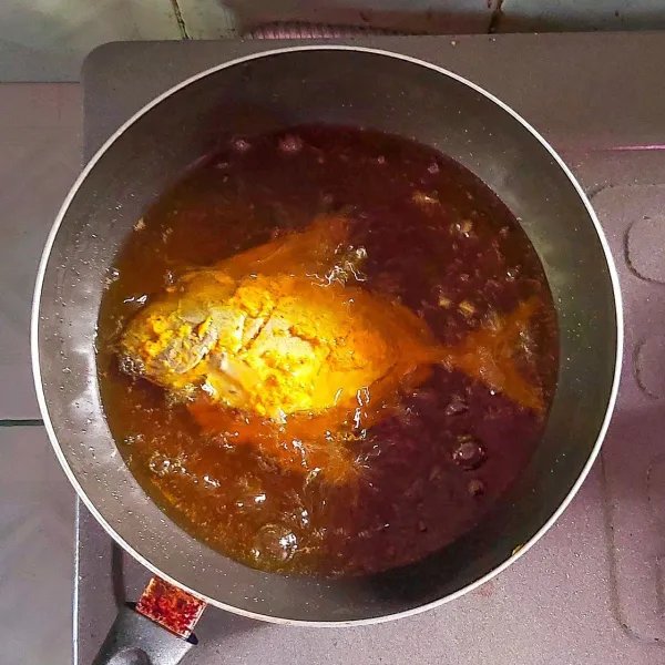 Panaskan minyak cukup banyak, kira-kira sampai 3/4 bagian ikan dapat terendam. Masukan ikan satu-dua saja agar dapat benar-benar garing/kering. Tunggu hingga 1 sisi mulai mengering baru dibalik supaya ikan tidak mudah hancur. Bila warnanya sudah kuning keemasan angkat dan tiriskan minyaknya terlebih dahulu. Selamat mencoba!