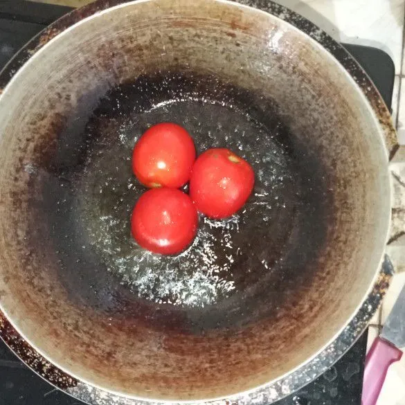 Goreng tomat sampai layu.