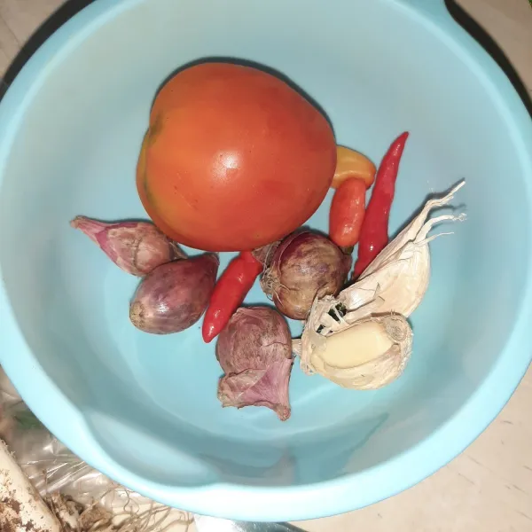Siapkan bumbu halus. Haluskan bawang merah, putih dan cabai. Untuk tomat dipotong menjadi 8.