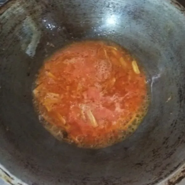 Panaskan minyak, tumis bawang putih hingga harum. Lalu masukkan blenderan tomat. Aduk hingga mengental.