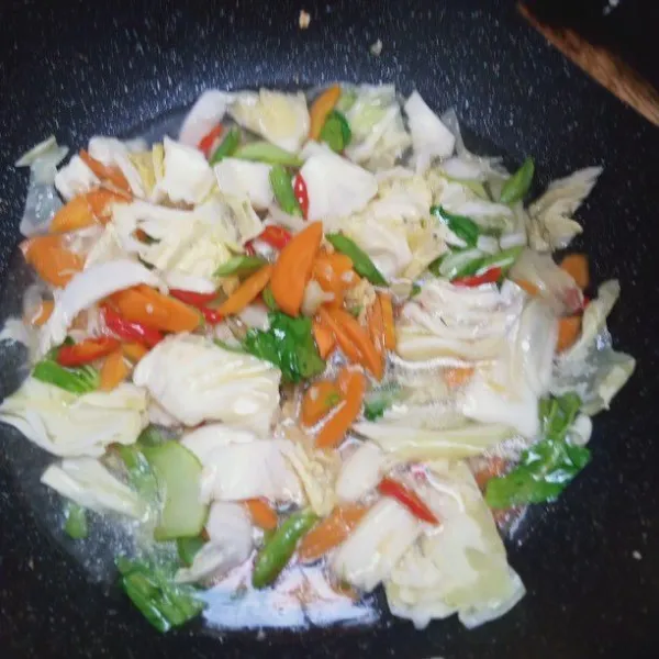 Masukkan semua sayuran yang sudah di potong dan tambahkan air secukupnya masak sampai sedikit layu.