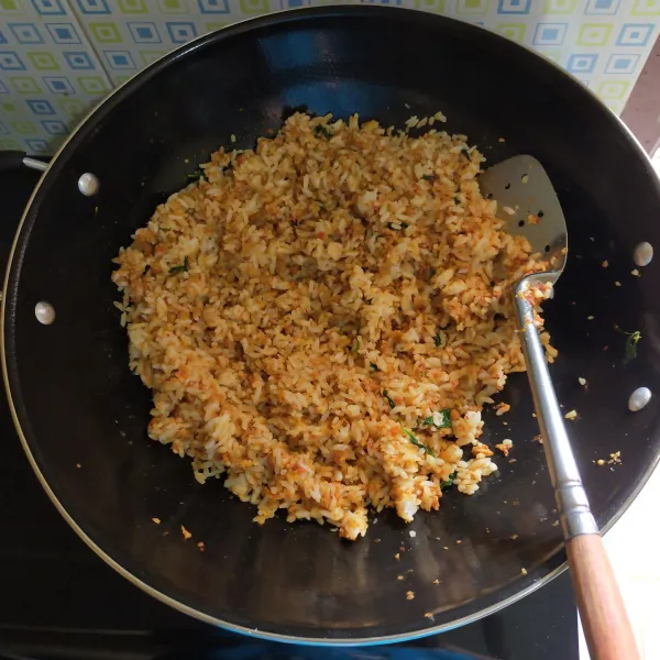 Aduk hingga tercampur rata, matikan kompor lalu sajikan nasi tutug oncom dengan pelengkap.