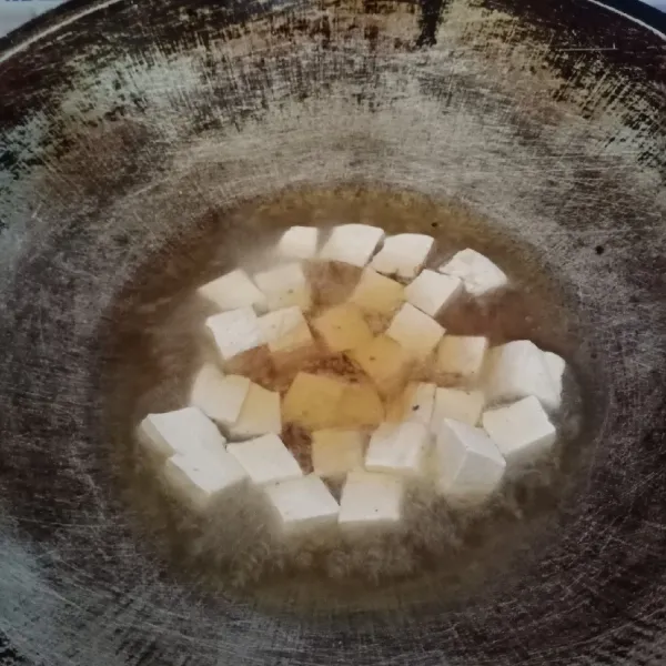 Goreng tahu sampai matang, tapi jangan sampai kering.