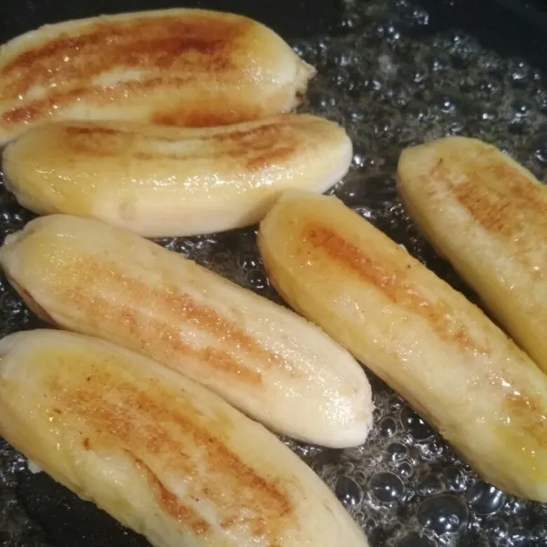 Masukkan pisang aduk rata hingga pisang berbalut dengan karamel, sajikan segera.